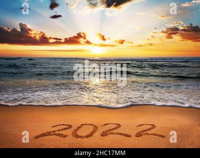 Bonne année 2022 !Écrit 2022 sur la plage. Banque D'Images