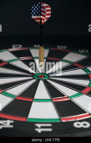 Concept atteindre l'objectif.atteindre les objectifs dans les affaires, la politique et la vie.dartboard avec des fléchettes peint avec le drapeau américain coincé à droite dans la cible Banque D'Images