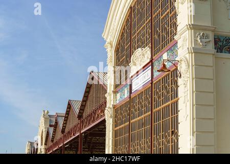 Valence, Espagne.20 décembre 2021.Entrepôts, bâtiments historiques valenciens art nouveau à Port de Valence connu sous le nom de Los Tinglados terminé en 191 Banque D'Images