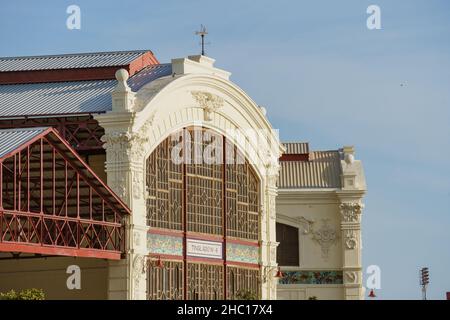 Valence, Espagne.20 décembre 2021.Entrepôts, bâtiments historiques valenciens art nouveau à Port de Valence connu sous le nom de Los Tinglados terminé en 191 Banque D'Images