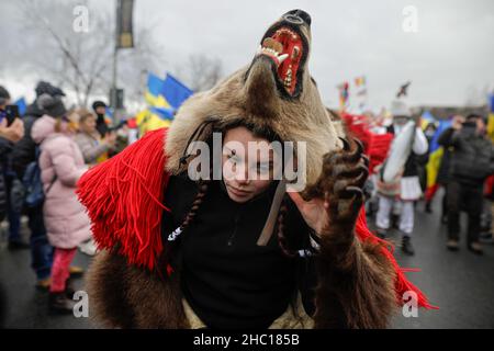 Bucarest, Roumanie - 21 décembre 2021 : une jeune femme porte de la fourrure d'ours et exécute un rituel traditionnel roumain de la nouvelle année (Bears Dance ou Dansul Urs Banque D'Images