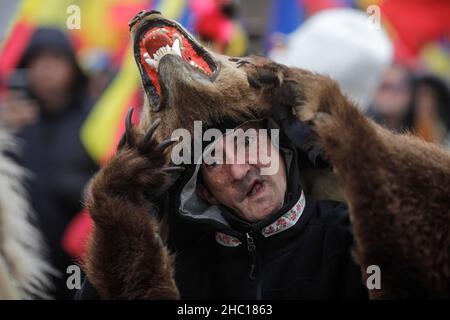 Bucarest, Roumanie - 21 décembre 2021 : un homme porte de la fourrure d'ours et exécute les rituels traditionnels roumains du nouvel an (Bears Dance ou Dansul Ursilor). Banque D'Images