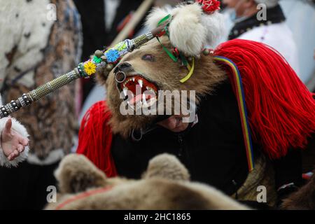 Bucarest, Roumanie - 21 décembre 2021 : un groupe de personnes porte des fourrures d'ours et exécute les rituels traditionnels roumains du nouvel an (Bears Dance ou Dansul Ursil Banque D'Images