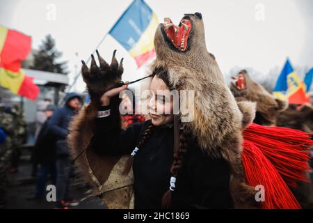 Bucarest, Roumanie - 21 décembre 2021 : une jeune femme porte de la fourrure d'ours et exécute un rituel traditionnel roumain de la nouvelle année (Bears Dance ou Dansul Urs Banque D'Images