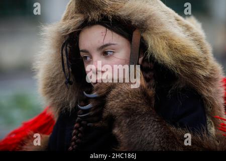 Bucarest, Roumanie - 21 décembre 2021 : une jeune femme porte de la fourrure d'ours et exécute un rituel traditionnel roumain de la nouvelle année (Bears Dance ou Dansul Urs Banque D'Images