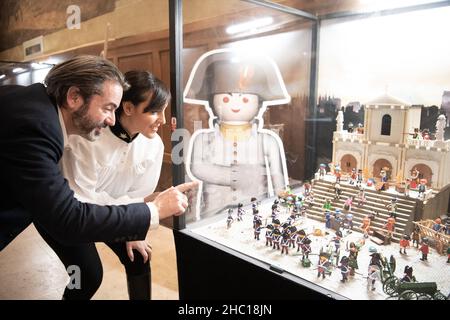 Le Prince Joachim Murat et sa femme la princesse Yasmine Murat visitent l'exposition Playmobil aux Invalides : en avant Napoléon au Musée de l'Armée, exposition produite par Dominique Bethune, le 22 décembre 2021, à Paris, France.Photo de David Niviere/ABACAPRESS.COM Banque D'Images