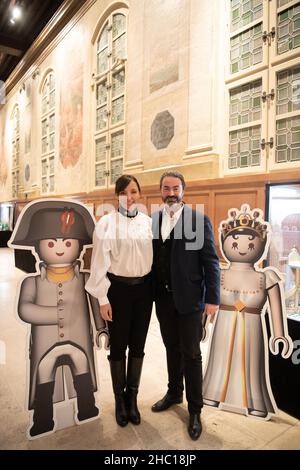 Le Prince Joachim Murat et sa femme la princesse Yasmine Murat visitent l'exposition Playmobil aux Invalides : en avant Napoléon au Musée de l'Armée, exposition produite par Dominique Bethune, le 22 décembre 2021, à Paris, France.Photo de David Niviere/ABACAPRESS.COM Banque D'Images