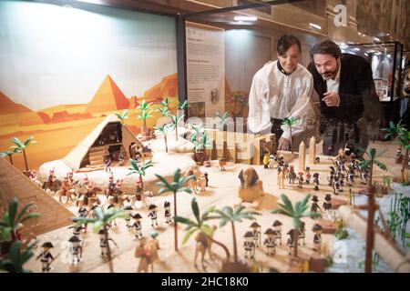 Le Prince Joachim Murat et sa femme la princesse Yasmine Murat visitent l'exposition Playmobil aux Invalides : en avant Napoléon au Musée de l'Armée, exposition produite par Dominique Bethune, le 22 décembre 2021, à Paris, France.Photo de David Niviere/ABACAPRESS.COM Banque D'Images