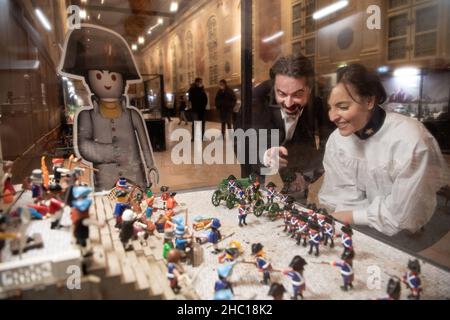 Le Prince Joachim Murat et sa femme la princesse Yasmine Murat visitent l'exposition Playmobil aux Invalides : en avant Napoléon au Musée de l'Armée, exposition produite par Dominique Bethune, le 22 décembre 2021, à Paris, France.Photo de David Niviere/ABACAPRESS.COM Banque D'Images