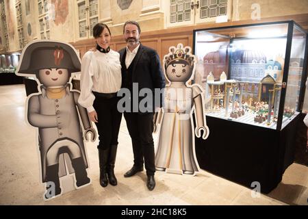 Le Prince Joachim Murat et sa femme la princesse Yasmine Murat visitent l'exposition Playmobil aux Invalides : en avant Napoléon au Musée de l'Armée, exposition produite par Dominique Bethune, le 22 décembre 2021, à Paris, France.Photo de David Niviere/ABACAPRESS.COM Banque D'Images