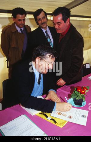 Le biologiste, botaniste et pharmacien français Jean-Marie Pelt signe un livre à Lyon, France Banque D'Images