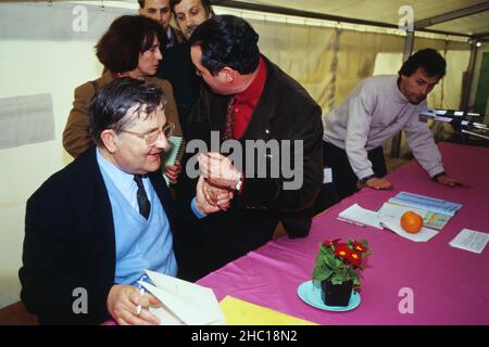 Le biologiste, botaniste et pharmacien français Jean-Marie Pelt signe un livre à Lyon, France Banque D'Images