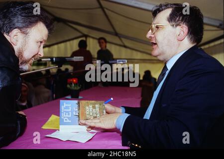 Le biologiste, botaniste et pharmacien français Jean-Marie Pelt signe un livre à Lyon, France Banque D'Images