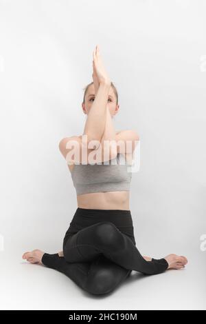 Gomukhasana.Posture de la vache.Belle jeune femme pratique des asanas de yoga.Une fille sportive mince fait du hatha yoga Banque D'Images