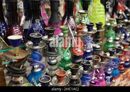 Traditionnel arabe shisha nargua pipes à vendre sur le marché de rue Banque D'Images