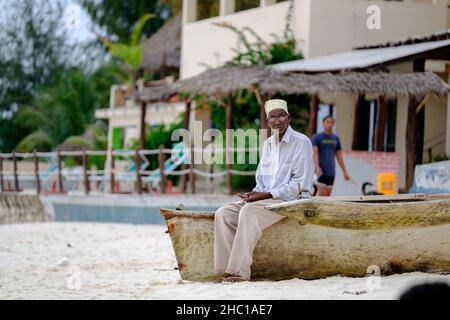 Les pêcheurs réparent leurs dhuws sur les plages blanches de Zanzibar Banque D'Images