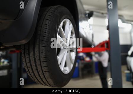 Tout nouveau pneu d'automobile, pièce du véhicule changée dans le centre de service Banque D'Images