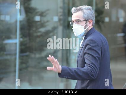 Vienne, Autriche.17th décembre 2021.Ali Bagheri Kani, négociateur en chef de l'Iran dans les négociations de Vienne, arrive sur le lieu des négociations sur le nucléaire iranien à Vienne, en Autriche, le 17 décembre 2021.La septième série de négociations sur le nucléaire iranien s'est terminée vendredi.L'objectif des pourparlers est de reprendre la mise en œuvre du Plan d'action global conjoint (JCPOA), également appelé accord nucléaire de 2015.Credit: Guo Chen/Xinhua/Alay Live News Banque D'Images