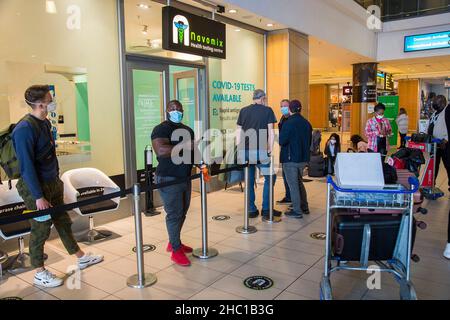 Beijing, Afrique du Sud.29th novembre 2021.Les voyageurs attendent de recevoir les tests COVID-19 à l'aéroport international de Cape Town à Cape Town, Afrique du Sud, le 29 novembre 2021.Credit: STR/Xinhua/Alay Live News Banque D'Images