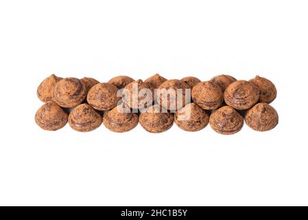Truffes au chocolat isolées sur fond blanc.Bonbons au chocolat. Banque D'Images Truffes au chocolat isolées sur fond blanc.Bonbons au chocolat. Banque D'Images