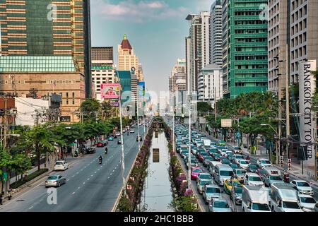 Bangkok, Thaïlande 12.03.2021 Sathon Canal avec circulation quotidienne sur les routes Sathon Thai et N Sathon sur les côtés Banque D'Images