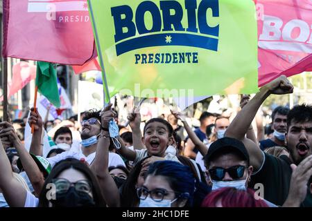 Santiago, Chili.19th décembre 2021.Les partisans du président élu du Chili, Gabriel Boric, célèbrent à Santiago, au Chili, le 19 décembre 2021.Le candidat de gauche Gabriel Boric a remporté l'élection présidentielle chilienne dimanche, après que son rival, le candidat de droite Jose Antonio Kast, l'a reconnu, faisant de lui le plus jeune président élu de l'histoire du Chili.Credit: Jorge Villegas/Xinhua/Alamy Live News Banque D'Images