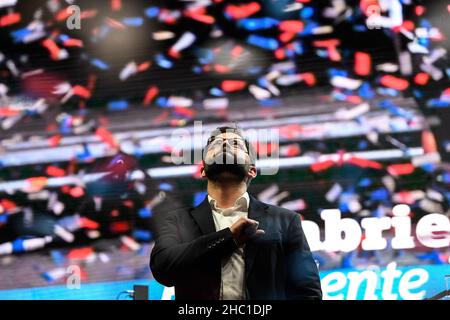 Santiago, Chili.19th décembre 2021.Le président élu du Chili, Gabriel Boric, prononce un discours public à Santiago, au Chili, le 19 décembre 2021.Le candidat de gauche Gabriel Boric a remporté l'élection présidentielle chilienne dimanche, après que son rival, le candidat de droite Jose Antonio Kast, l'a reconnu, faisant de lui le plus jeune président élu de l'histoire du Chili.Credit: Jorge Villegas/Xinhua/Alamy Live News Banque D'Images