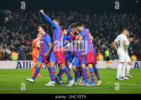 Barcelone, Espagne.18th décembre 2021.Les joueurs de Barcelone fêtent lors d'un match de football espagnol de première division entre le FC Barcelone et Elche CF à Barcelone, Espagne, le 18 décembre 2021.Crédit : Joan Gosa/Xinhua/Alay Live News Banque D'Images