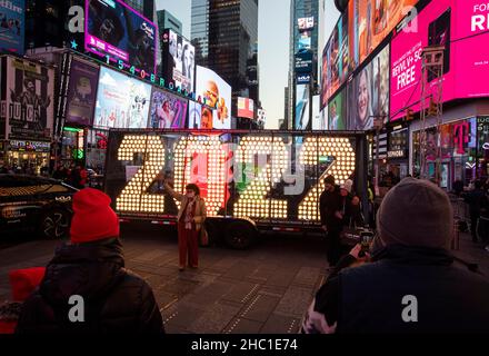 New York, États-Unis.20th décembre 2021.Les chiffres géants de 2022, de sept pieds de haut, sont visibles sur Times Square à New York, aux États-Unis, le 20 décembre 2021.Les chiffres seront ensuite placés au-dessus de One Times Square.Crédit : Wang Ying/Xinhua/Alay Live News Banque D'Images