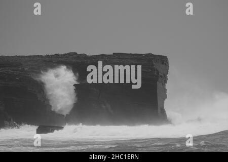 Vagues s'écrasant à travers l'arche naturelle, Skaill Bay, Orkney Banque D'Images