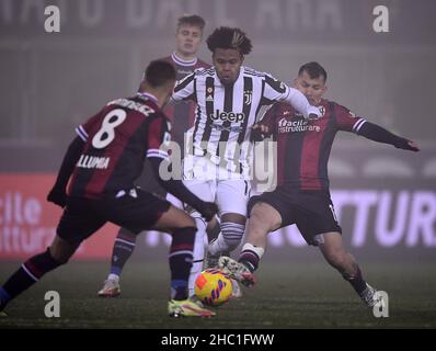 Bologne, Italie.18th décembre 2021.Le Weston McKennie (C) du FC Juventus rivalise avec le Gary Medel (R) de Bologne lors d'un match de football de série A entre Bologne et le FC Juventus à Bologne, Italie, le 18 décembre 2021.Credit: Federico Tardito/Xinhua/Alamy Live News Banque D'Images