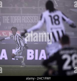 Bologne, Italie.18th décembre 2021.Juan Cuadrado (L) du FC Juventus célèbre son but lors d'un match de football série A entre Bologne et le FC Juventus à Bologne, Italie, le 18 décembre 2021.Credit: Federico Tardito/Xinhua/Alamy Live News Banque D'Images