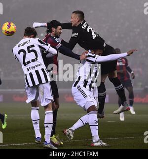 Bologne, Italie.18th décembre 2021.Lukasz Skorupski (1st R), gardien de but de Bologne, sauve une balle lors d'un match de football entre Bologne et le FC Juventus à Bologne, en Italie, le 18 décembre 2021.Credit: Federico Tardito/Xinhua/Alamy Live News Banque D'Images