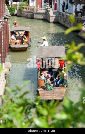 Barque traditionnel chinois le long du canal dans la vieille ville aquatique de Zhujiajiao, un village historique et une destination touristique célèbre à Shanghai, en Chine Banque D'Images