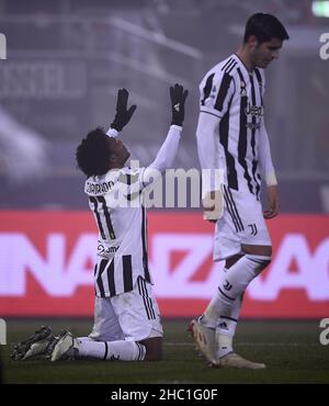 Bologne, Italie.18th décembre 2021.Juan Cuadrado (L) du FC Juventus célèbre son but lors d'un match de football série A entre Bologne et le FC Juventus à Bologne, Italie, le 18 décembre 2021.Credit: Federico Tardito/Xinhua/Alamy Live News Banque D'Images