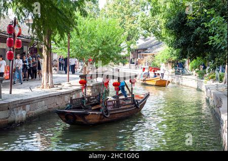 Barque traditionnel chinois le long du canal dans la vieille ville aquatique de Zhujiajiao, un village historique et une destination touristique célèbre à Shanghai, en Chine Banque D'Images