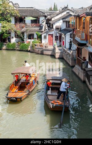 Barque traditionnel chinois le long du canal dans la vieille ville aquatique de Zhujiajiao, un village historique et une destination touristique célèbre à Shanghai, en Chine Banque D'Images