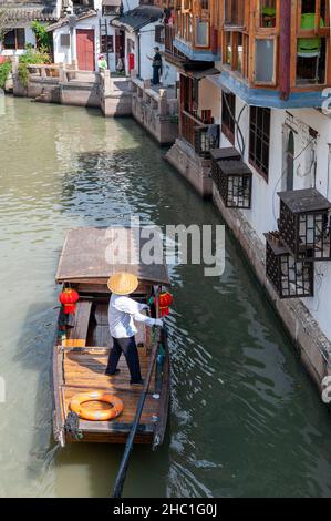 Barque traditionnel chinois le long du canal dans la vieille ville aquatique de Zhujiajiao, un village historique et une destination touristique célèbre à Shanghai, en Chine Banque D'Images