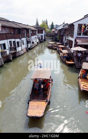 Barque traditionnel chinois le long du canal dans la vieille ville aquatique de Zhujiajiao, un village historique et une destination touristique célèbre à Shanghai, en Chine Banque D'Images