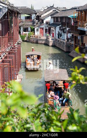 Barque traditionnel chinois le long du canal dans la vieille ville aquatique de Zhujiajiao, un village historique et une destination touristique célèbre à Shanghai, en Chine Banque D'Images