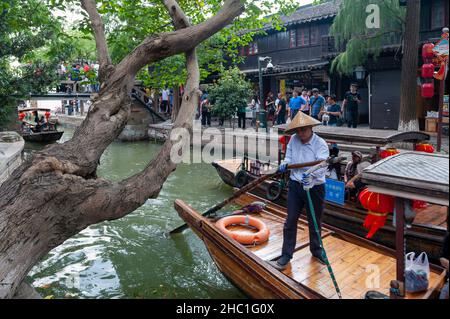 Barque traditionnel chinois le long du canal dans la vieille ville aquatique de Zhujiajiao, un village historique et une destination touristique célèbre à Shanghai, en Chine Banque D'Images
