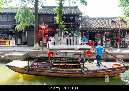 Barque traditionnel chinois le long du canal dans la vieille ville aquatique de Zhujiajiao, un village historique et une destination touristique célèbre à Shanghai, en Chine Banque D'Images