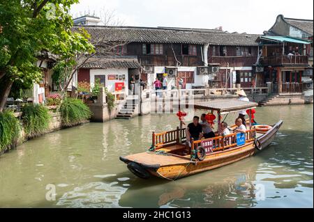 Barque traditionnel chinois le long du canal dans la vieille ville aquatique de Zhujiajiao, un village historique et une destination touristique célèbre à Shanghai, en Chine Banque D'Images