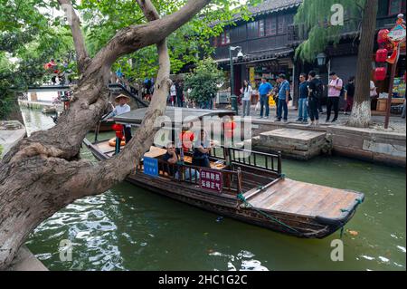 Barque traditionnel chinois le long du canal dans la vieille ville aquatique de Zhujiajiao, un village historique et une destination touristique célèbre à Shanghai, en Chine Banque D'Images