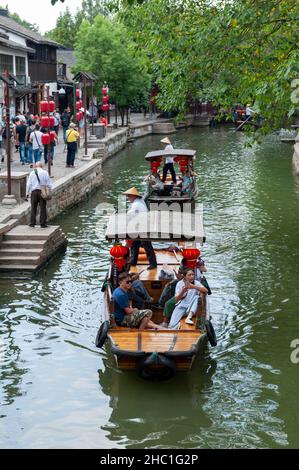 Barque traditionnel chinois le long du canal dans la vieille ville aquatique de Zhujiajiao, un village historique et une destination touristique célèbre à Shanghai, en Chine Banque D'Images