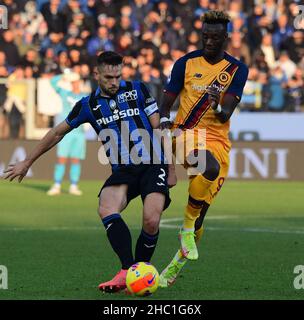 Bergame.18th décembre 2021.Le Tammy Abraham (L) de Roma vies avec Rafael Toloi d'Atalanta lors d'un match de football entre Roma et Atalanta à Bergame, Italie, le 18 décembre 2021.Credit: STR/Xinhua/Alay Live News Banque D'Images