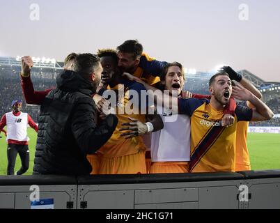 Bergame.18th décembre 2021.Tammy Abraham de Roma (4th R) célèbre son but avec ses coéquipiers lors d'un match de football de Serie A entre Roma et Atalanta à Bergame, en Italie, le 18 décembre 2021.Credit: STR/Xinhua/Alay Live News Banque D'Images