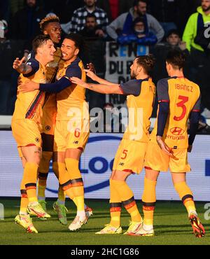 Bergame.18th décembre 2021.Nicolo Zaniolo (1st L) célèbre son but avec ses coéquipiers lors d'un match de football de Serie A entre Roma et Atalanta à Bergame, en Italie, le 18 décembre 2021.Credit: STR/Xinhua/Alay Live News Banque D'Images