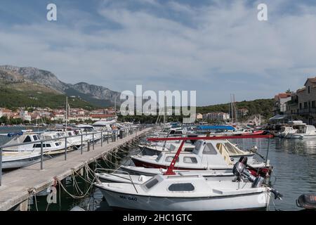 Bateaux amarrés au port de la ville de Makarska, Dalmatie, Croatie. Banque D'Images