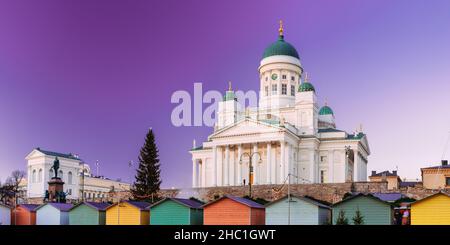 Helsinki, Finlande. Marché de Noël avec arbre de Noël et maisons de commerce traditionnelles près de la célèbre cathédrale luthérienne sur la place du Sénat Banque D'Images